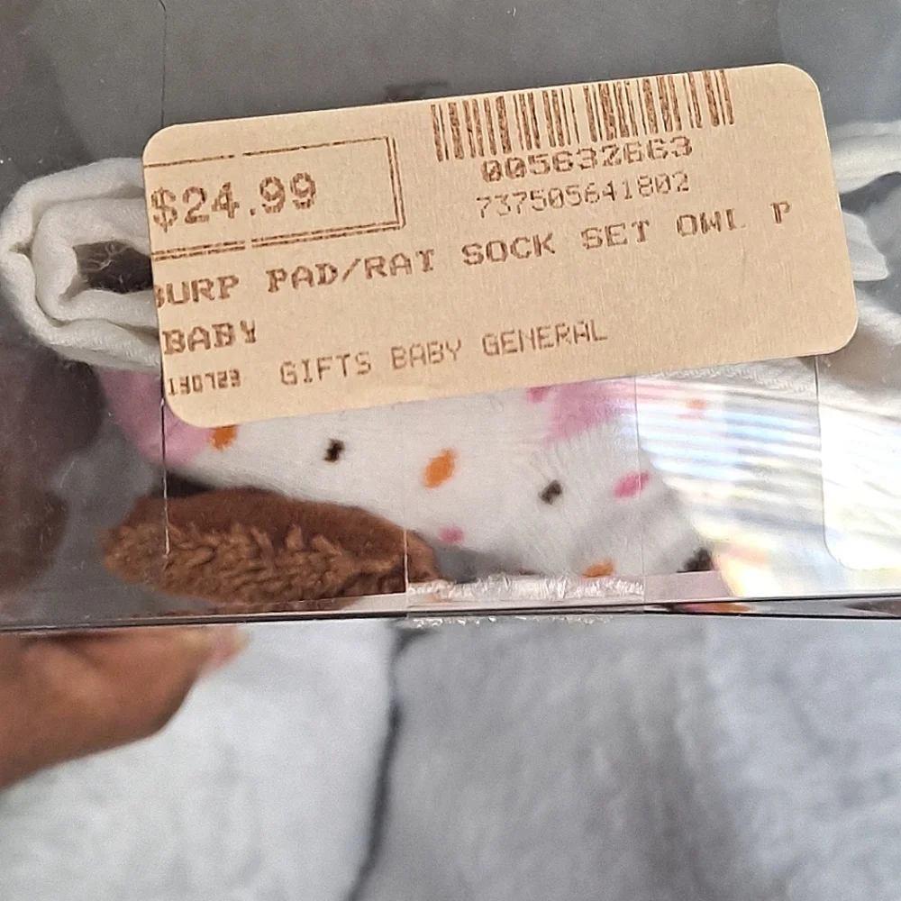 👶 Burping Pad With Scripture And Pink Owl Rattle Socks Set - Picture 6 of 6